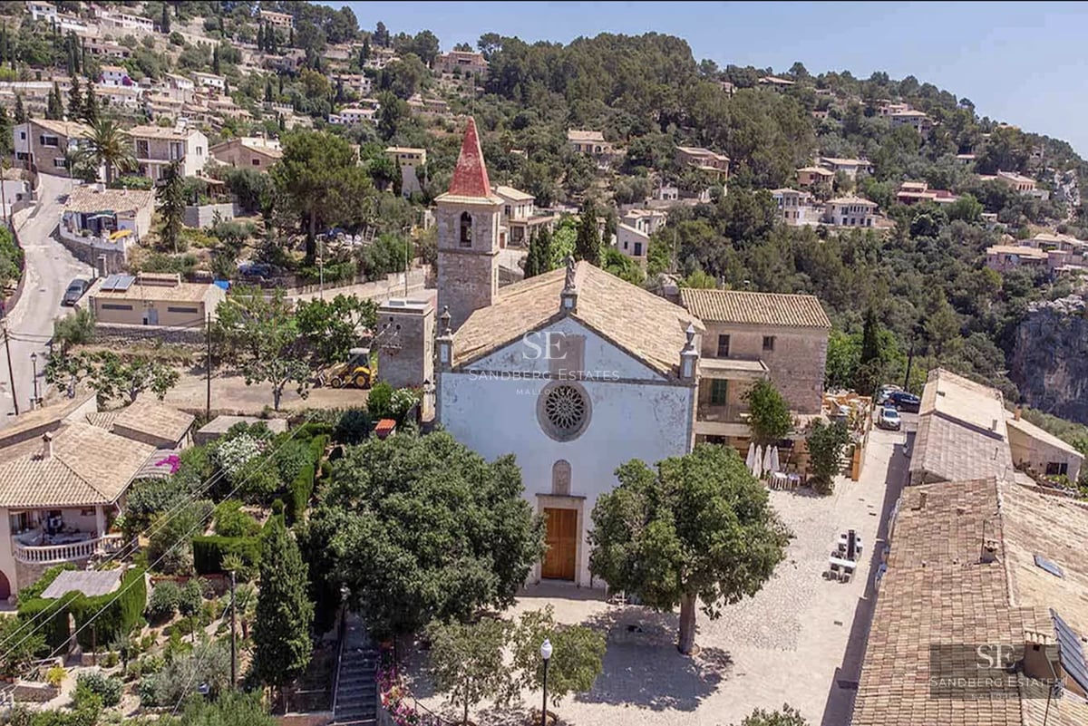 Exterior view of a modern villa featuring an infinity pool, lush garden, and spacious terraces. Contemporary architecture and high-end finishes.