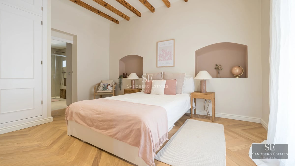 Expansive view of a modern villa featuring an infinity pool, lush garden, and sleek architecture. Ideal for families.