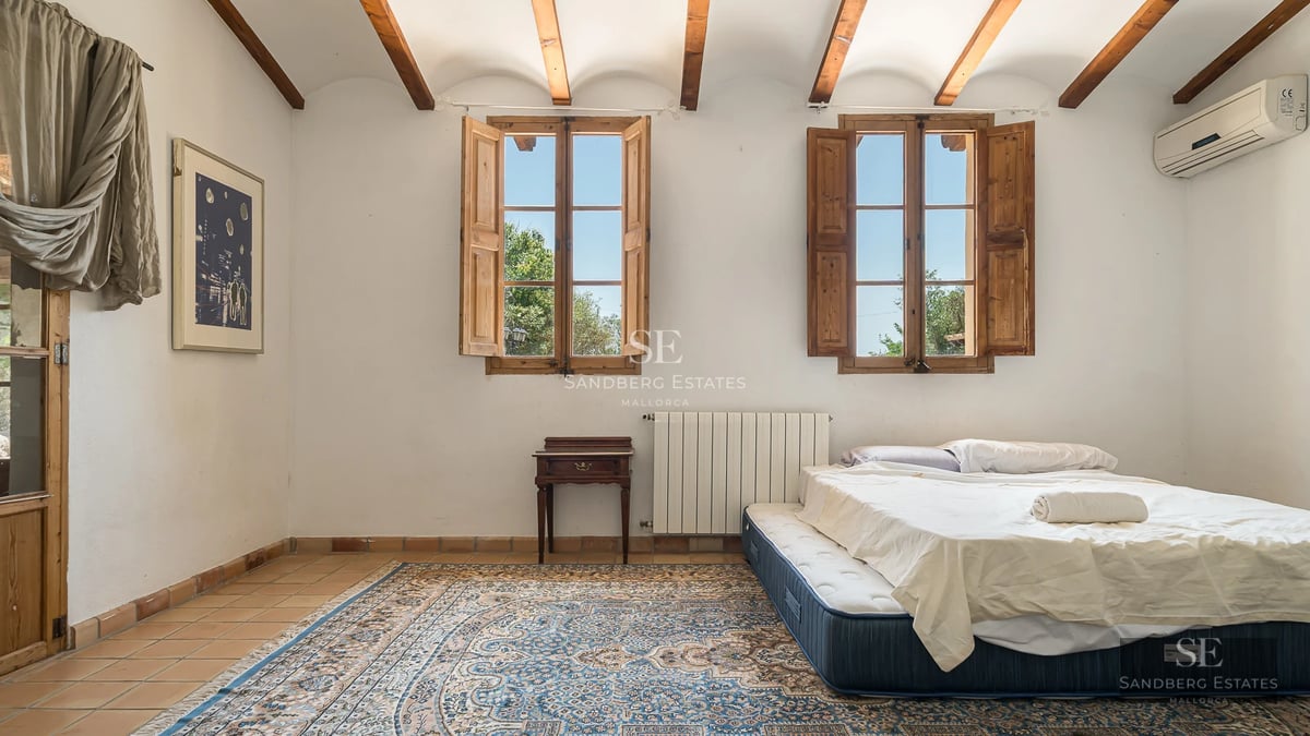 Spacious living room with balcony and views. Modern interior, abundant natural light, and designer furniture. High-quality finishes.