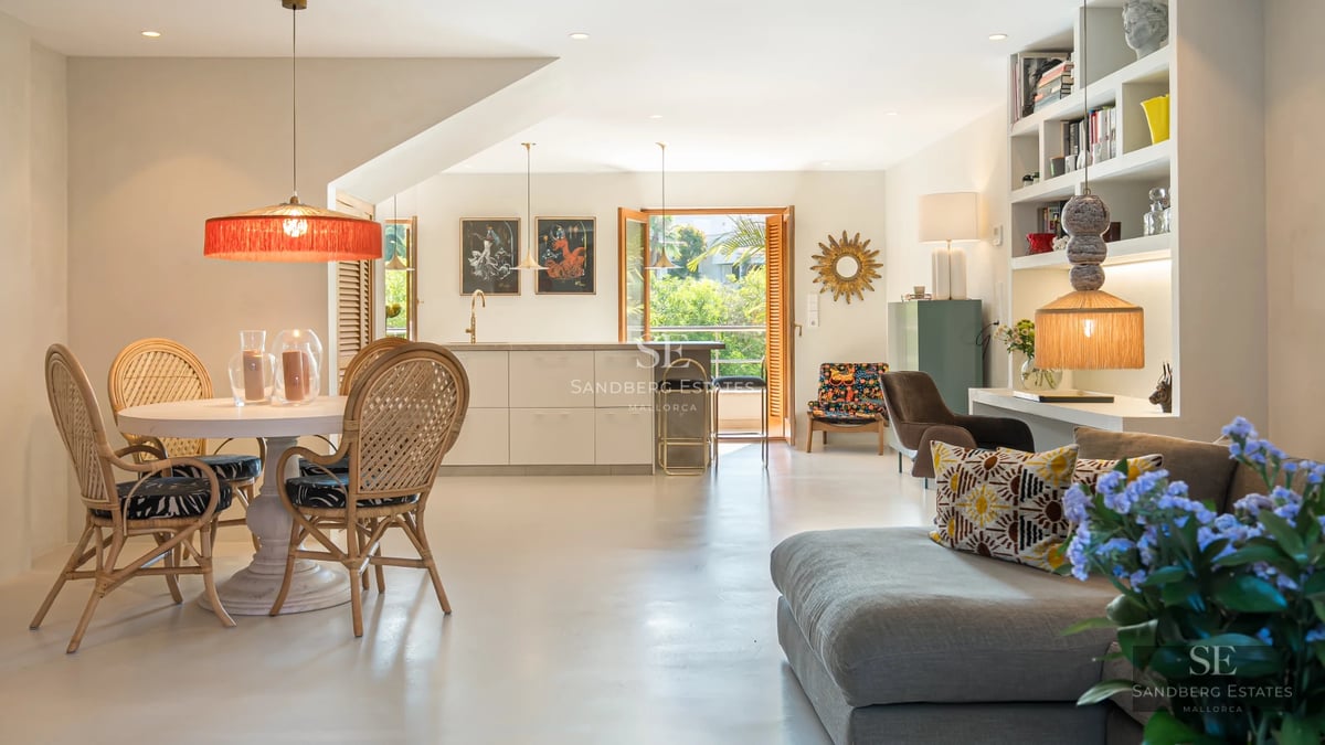 View of a modern villa with infinity pool, lush garden, and spacious terraces. Minimalist architecture and high-quality materials.