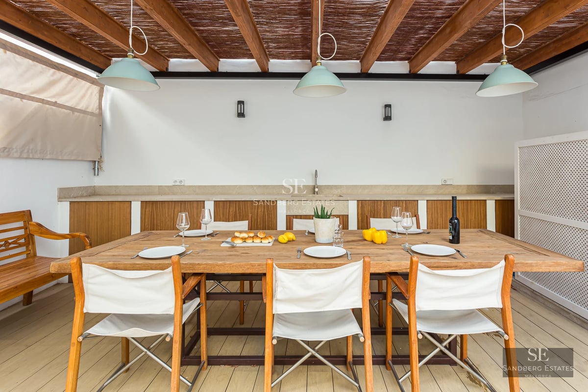 Spacious terrace with infinity pool and sea views. Modern architecture with elegant, minimalist furniture. Lush gardens.