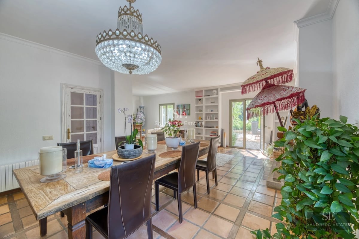 Pool view with sun loungers. Minimalist design with large windows. Lush garden and modern architecture. Natural lighting.