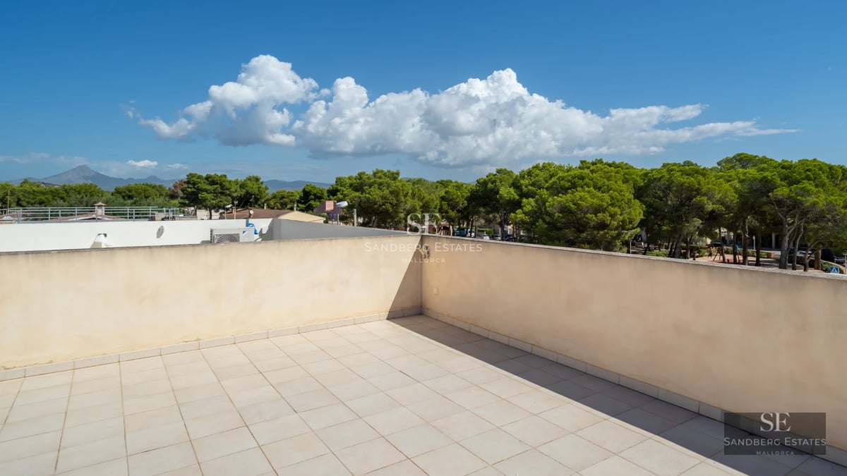 Exterior view of a modern house with a pool, garden, and spacious terraces. Minimalist architecture with clean lines and large windows.