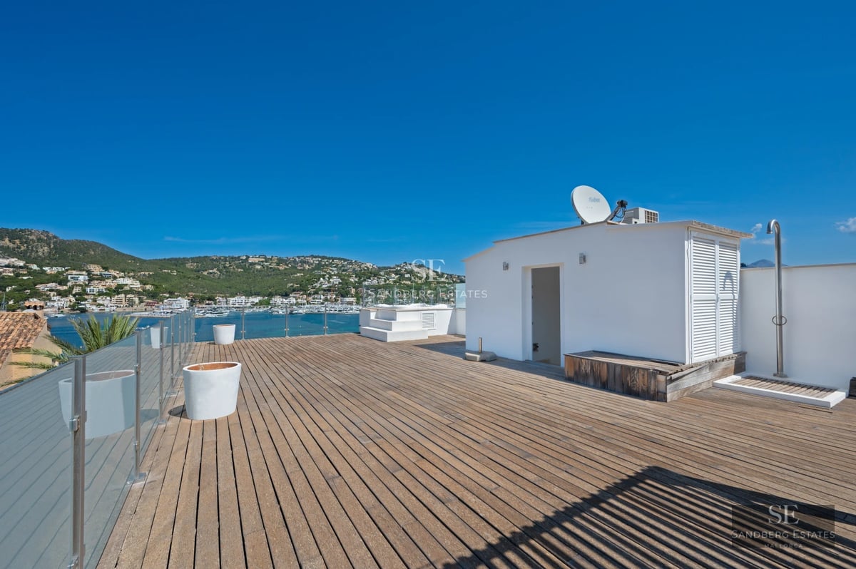 Image of a modern villa with infinity pool, spacious terraces and panoramic views. Minimalist design with luxury touches.