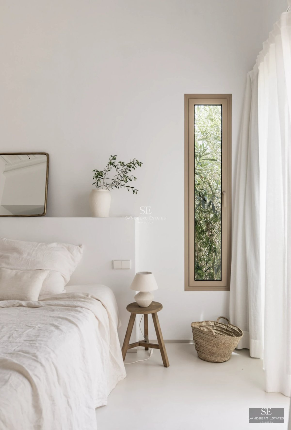 Image of an elegant house with a reflective pool, surrounded by manicured gardens and modern architecture.