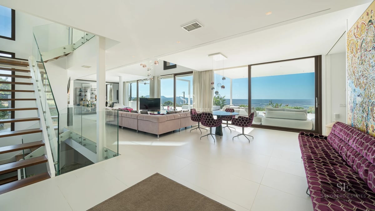 Exterior of a modern house with reflecting pool. Minimalist design, large windows and manicured landscaping.