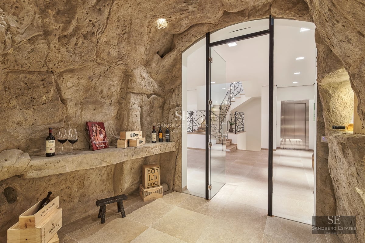 Spacious living room with large windows, modern furniture and terrace access. Bright and with unobstructed views.