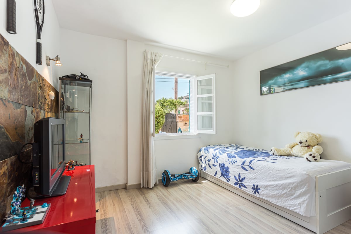 Image of a modern house with a pool, large windows, manicured garden, and minimalist design. Bright and elegant exterior.