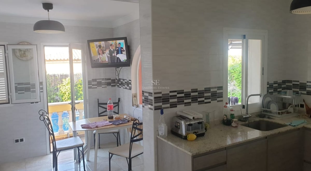 Exterior of a modern home with infinity pool, landscaped garden, and minimalist architectural design. Luxury and elegance.