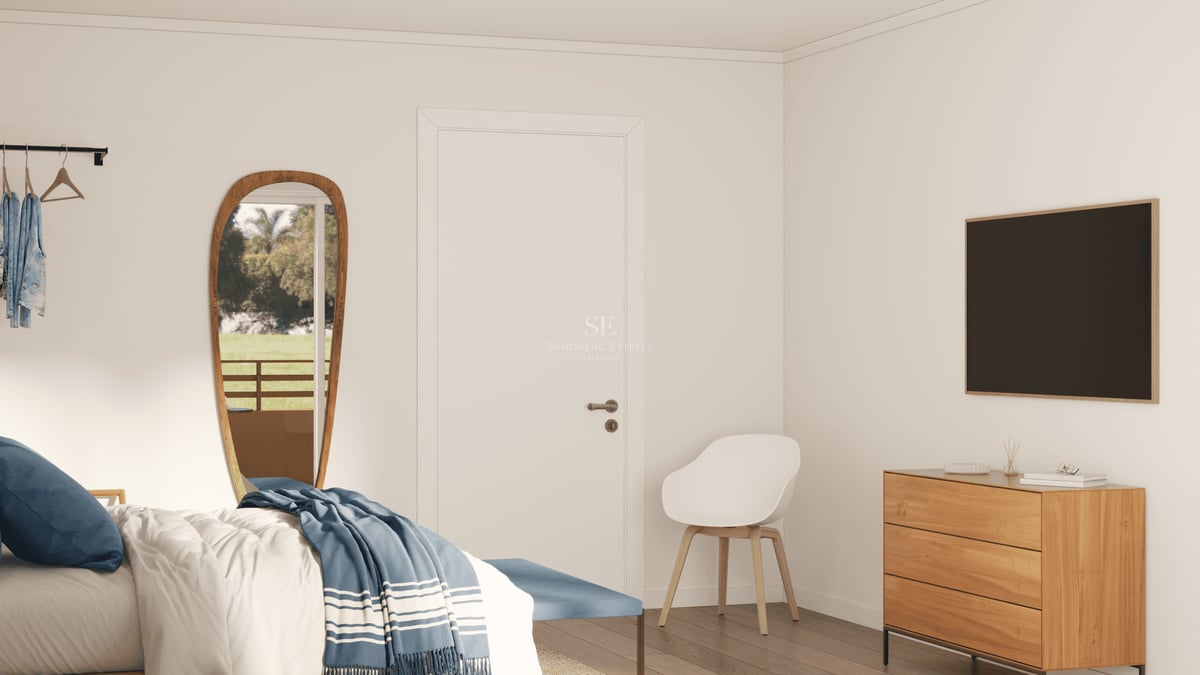 Coin de chambre moderne avec lit, miroir en bois organique, commode et télévision murale.