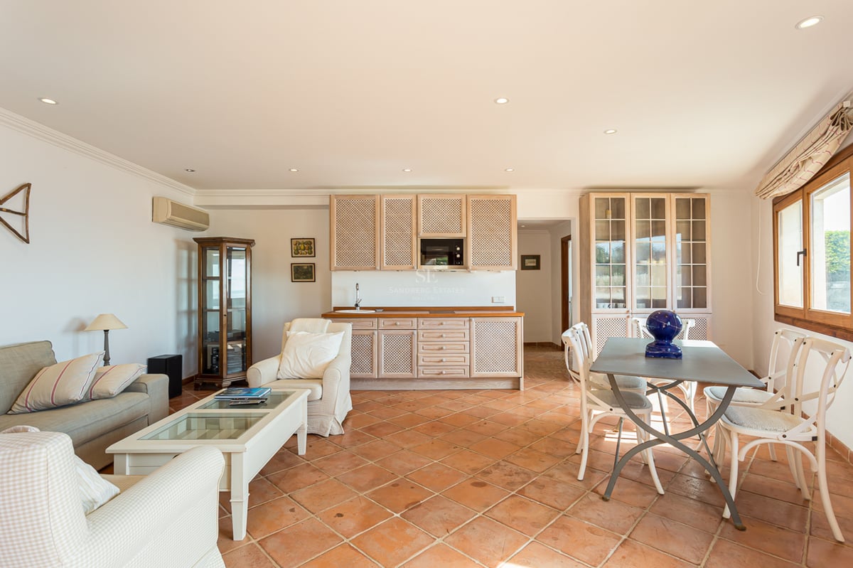 Extérieur d'une villa moderne avec piscine, jardin luxuriant et architecture élégante. Éclairage ambiant chaleureux.