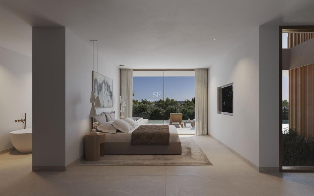 Chambre principale moderne avec baies vitrées ouvrant sur une terrasse avec piscine et végétation.