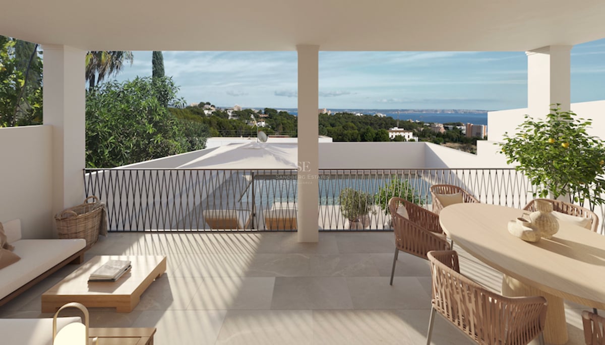 Überdachte Terrasse mit Korbmöbeln und Blick auf einen Pool und das Mittelmeer.