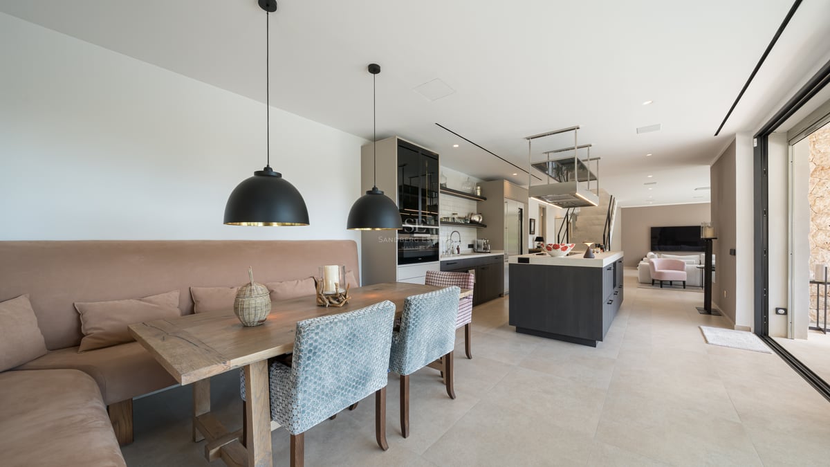 Façade moderne avec piscine à débordement. Lignes épurées, grandes fenêtres, éclairage ambiant et aménagement paysager luxuriant.