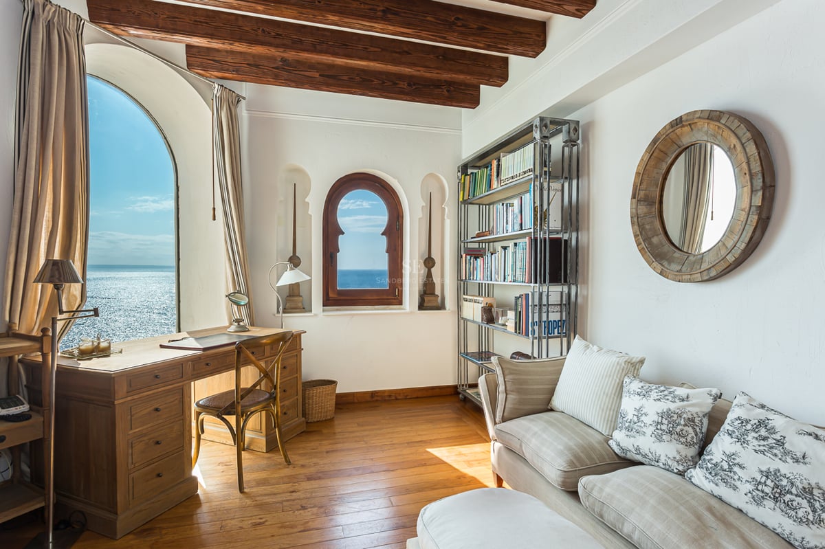 Image d'une villa de luxe avec piscine, architecture moderne, grandes baies vitrées, finitions haut de gamme et jardin luxuriant.