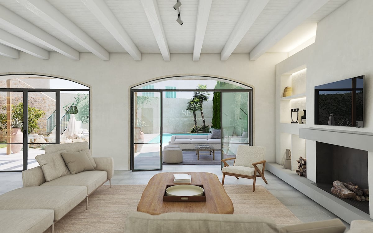 Salon moderne avec poutres blanches, cheminée et grandes baies vitrées cintrées ouvrant sur une piscine et terrasse.