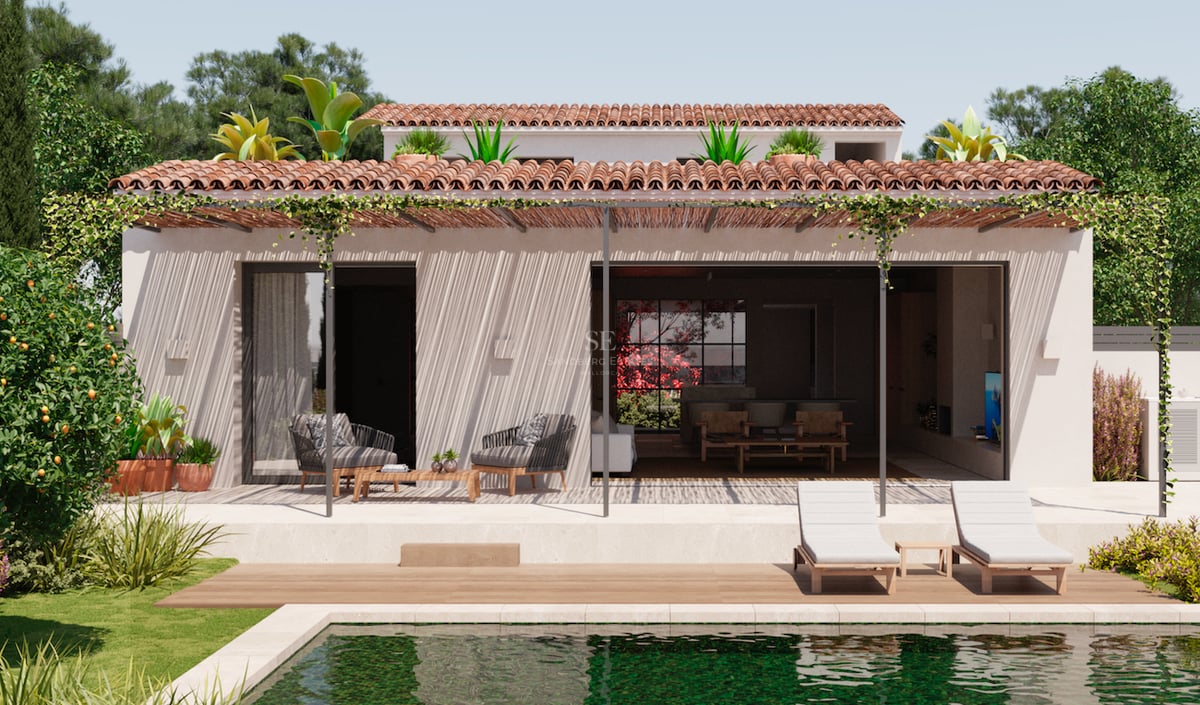 Façade de villa blanche avec toit en tuiles, piscine au premier plan, bains de soleil et terrasse couverte végétalisée.