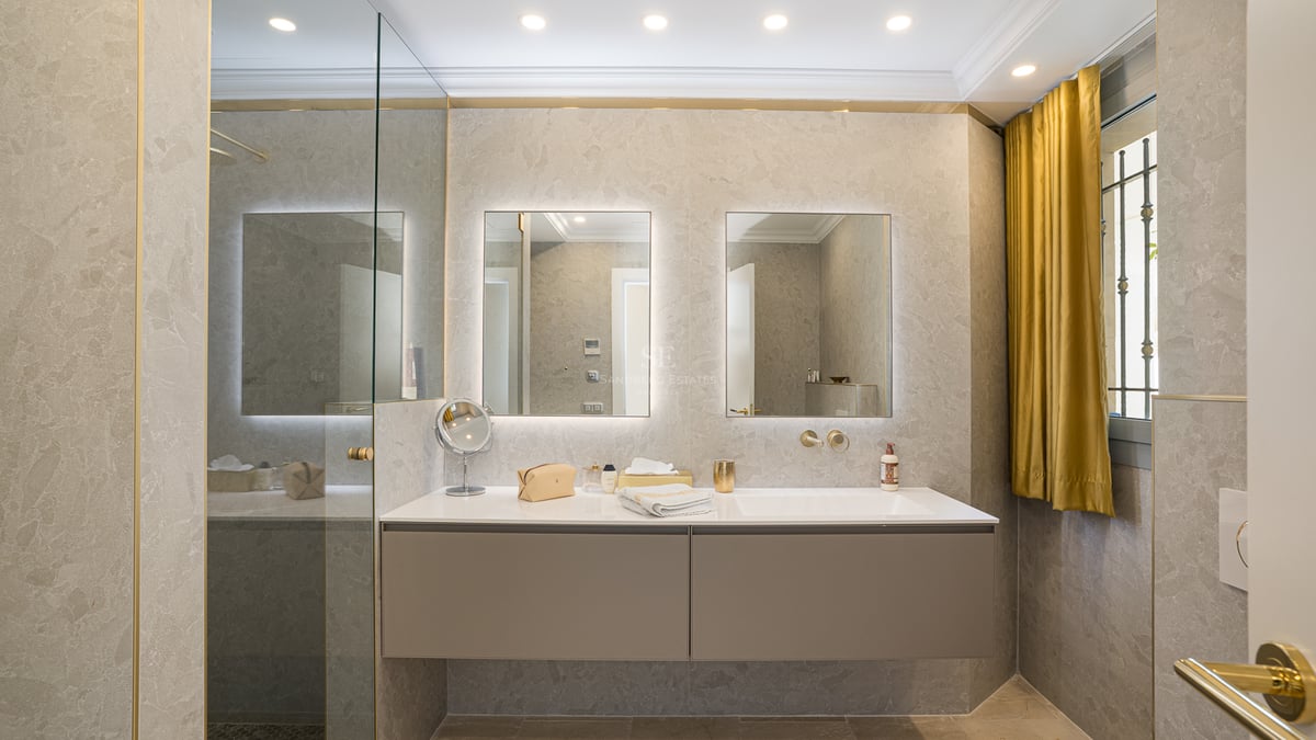 Zeitgenössisches Badezimmer mit schwebendem Doppelwaschtisch in Taupe, LED-Spiegeln und Natursteinwänden.