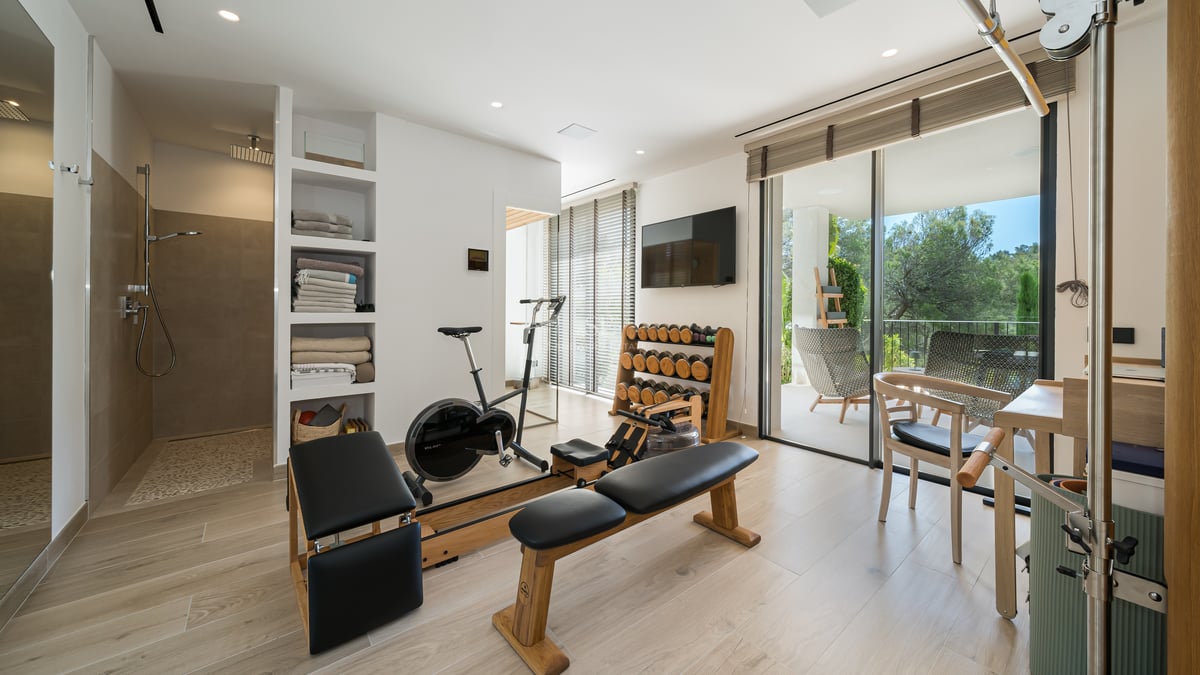 Vaste terrasse avec piscine à débordement et vue panoramique sur la mer. Design moderne, mobilier élégant, espace extérieur idéal.