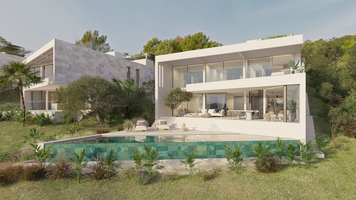 Moderne weiße Villa mit Infinity-Pool, Glasbalkonen und üppiger mediterraner Vegetation.
