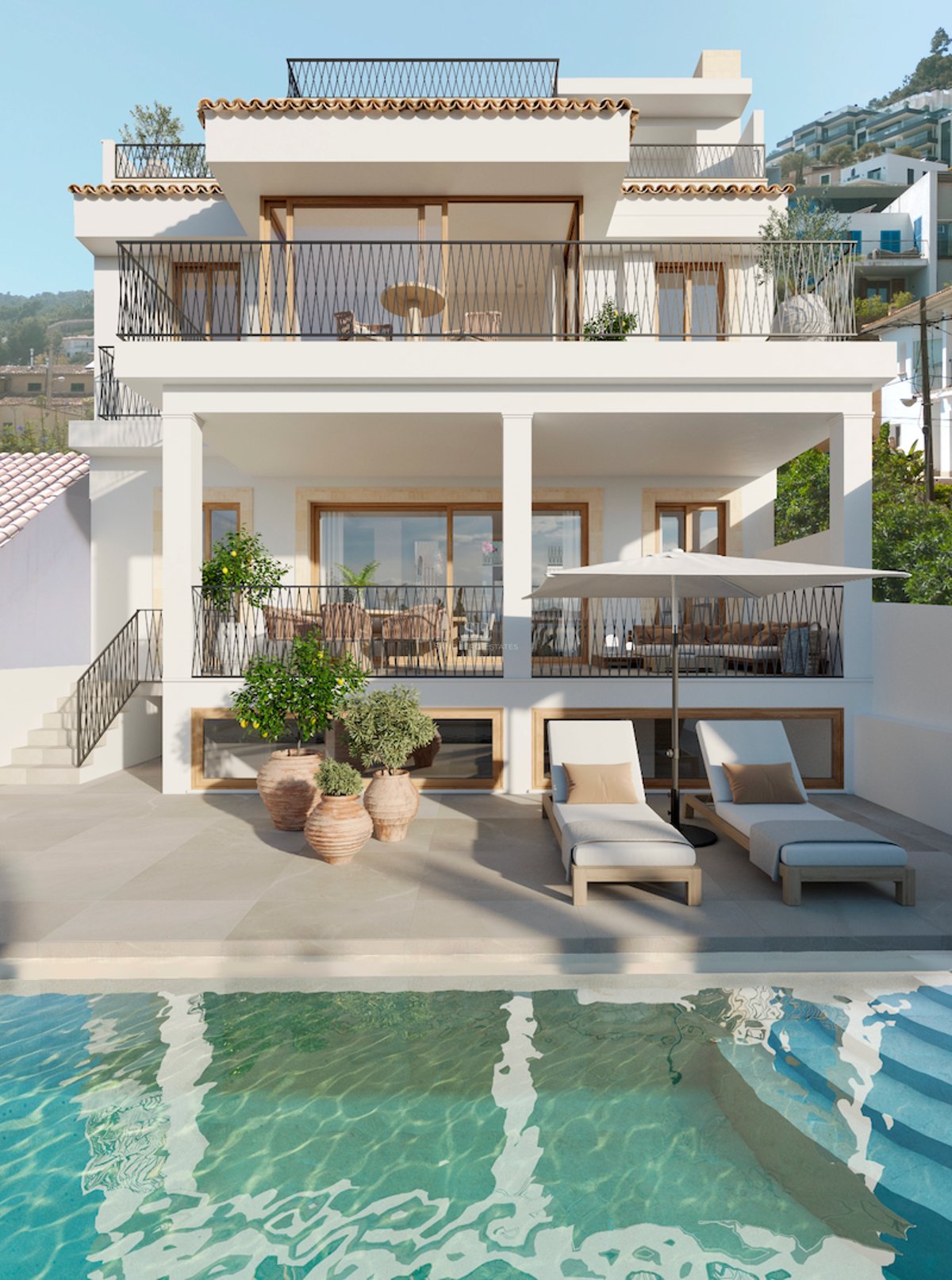 Weiße moderne Villenfassade mit Pool im Vordergrund, Sonnenliegen und Terrassen auf mehreren Ebenen.