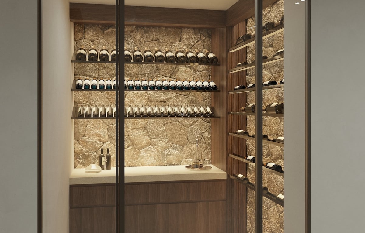 Glasverglaster Weinkeller mit Natursteinrückwand, dunklen Holzregalen und Weinreihen.