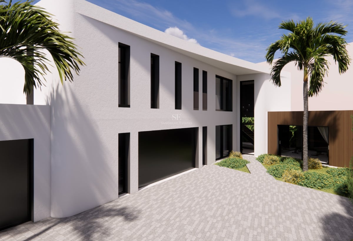 Villa blanche contemporaine aux lignes courbes, menuiseries noires et palmiers sous un ciel bleu.