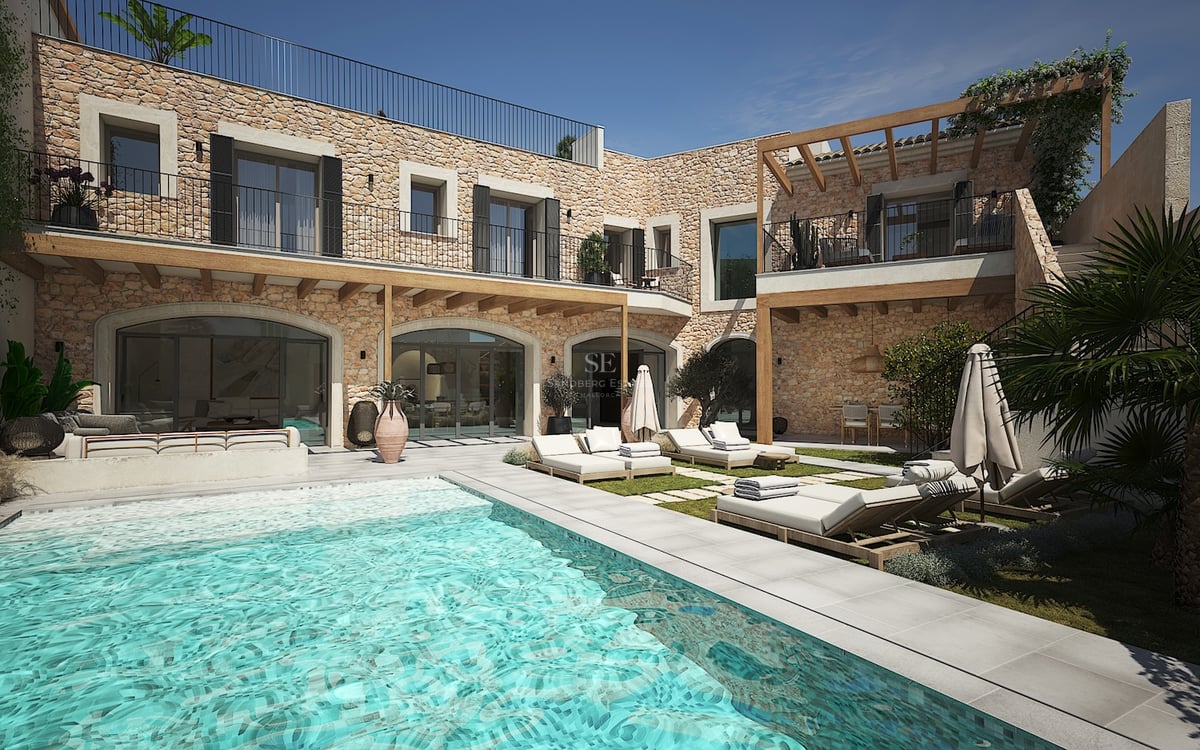 Extérieur de villa de luxe avec piscine turquoise, murs en pierre naturelle et chaises longues élégantes sous pergolas.