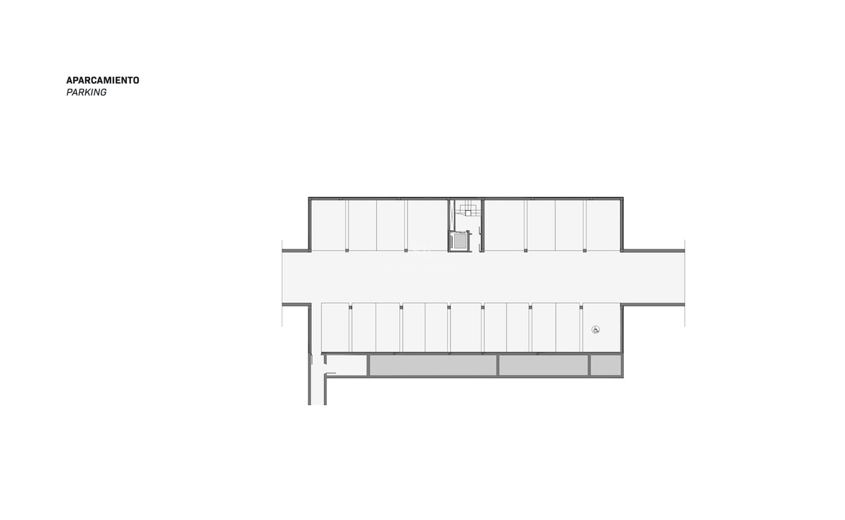 Plan architectural 2D d'un parking souterrain montrant les emplacements, l'ascenseur et une place handicapé.