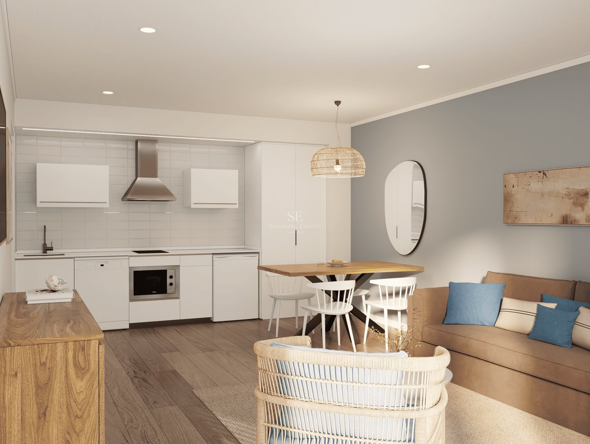 Espace de vie moderne avec cuisine intégrée, table à manger en bois, canapé marron et touches de bleu.