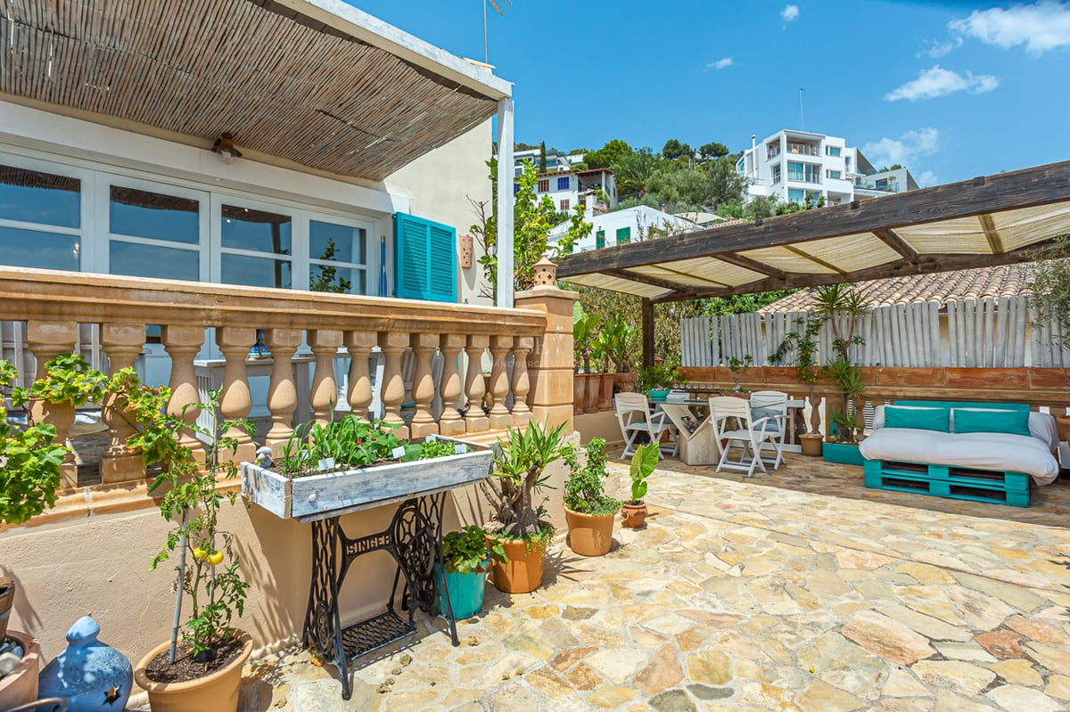 Exterior view of a modern villa with a pool. Minimalist architecture, large windows, elegant landscaping, and sparkling pool. Luxury and comfort.