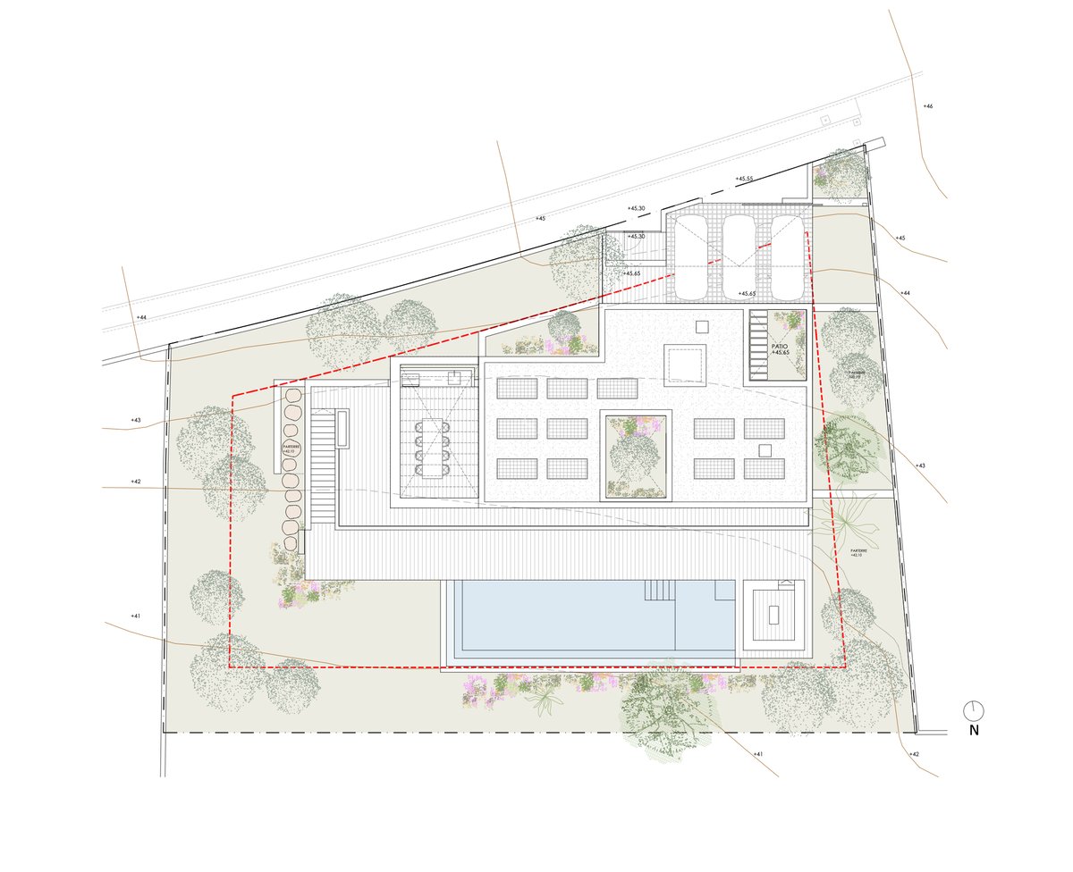 Plan architectural détaillé montrant l'emprise de la villa, la piscine, les jardins et les limites du terrain.