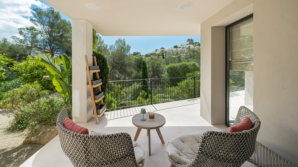Vue extérieure d'une villa moderne avec piscine, terrasses et jardin. Architecture minimaliste avec de grandes fenêtres et des finitions de haute qualité.
