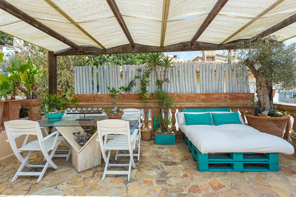 Bright living room with panoramic windows, light wood floor, beige sofa and stunning sea views. Modern and elegant design.
