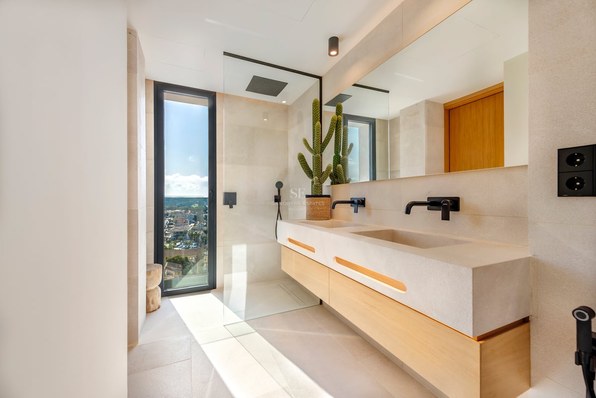 Salle de bains contemporaine avec double vasque en pierre, douche à l'italienne et grande fenêtre avec vue.