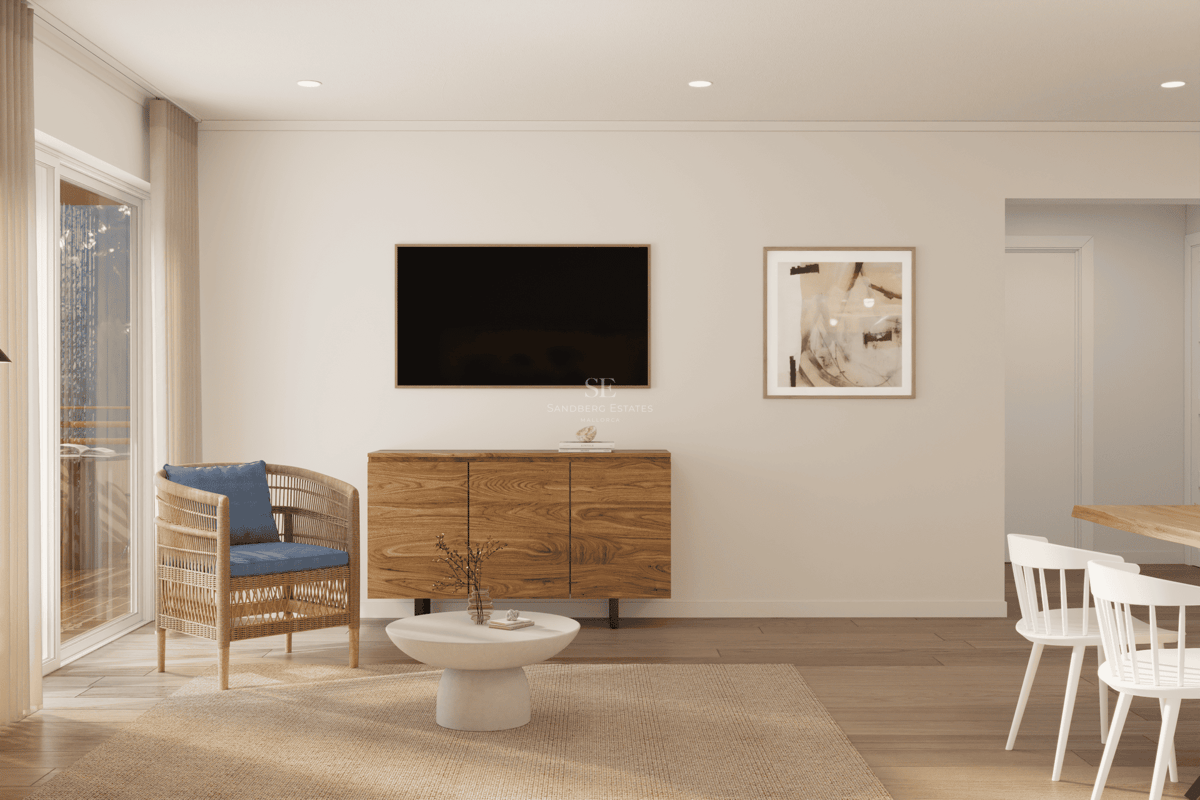 Salon minimaliste avec un fauteuil en osier, une télévision murale et un buffet en bois chaleureux.