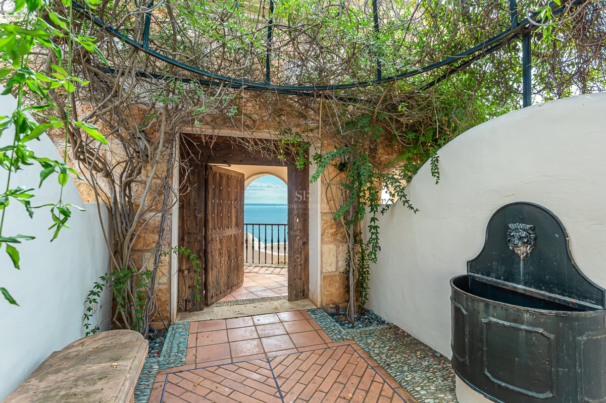Vaste terrasse avec piscine à débordement et vue panoramique. Design moderne, mobilier d'extérieur élégant et aménagement paysager soigné.