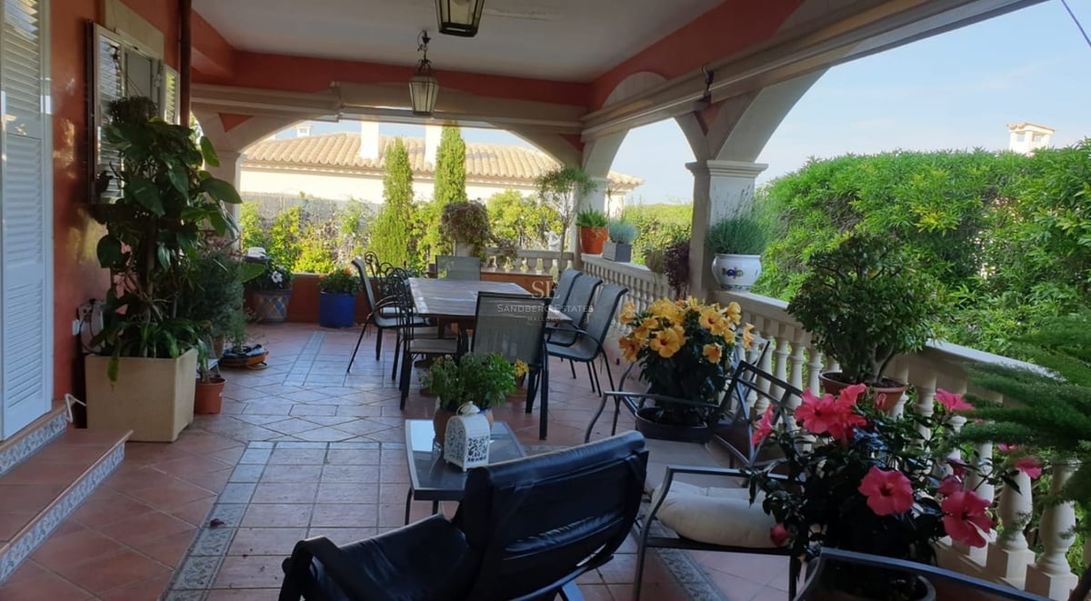 Exterior view of a modern villa featuring an infinity pool, minimalist design, and large windows. Well-maintained garden.