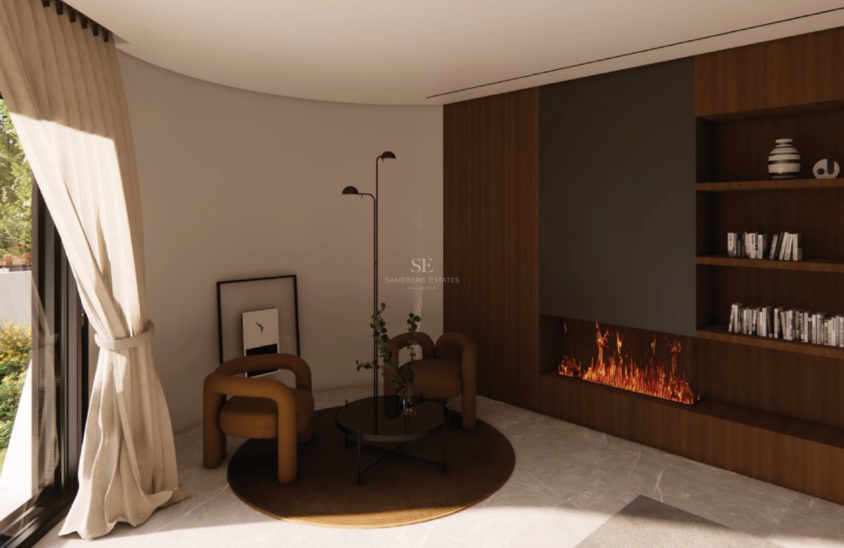 Salon moderne avec deux fauteuils design, cheminée linéaire et boiseries en noyer.