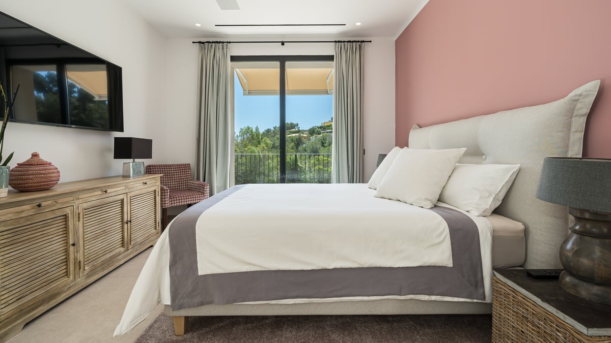 Vue piscine et terrasse. Design moderne. Finitions de luxe. Lumineux. Idéal pour investissement ou résidence principale.