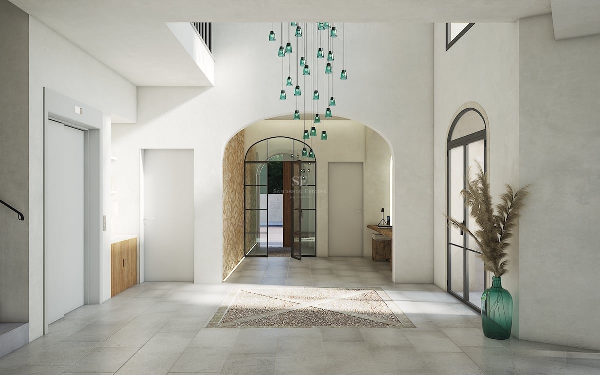 Vaste hall d'entrée moderne avec hauts plafonds, voûtes, sol en pierre avec mosaïque et ascenseur privé.