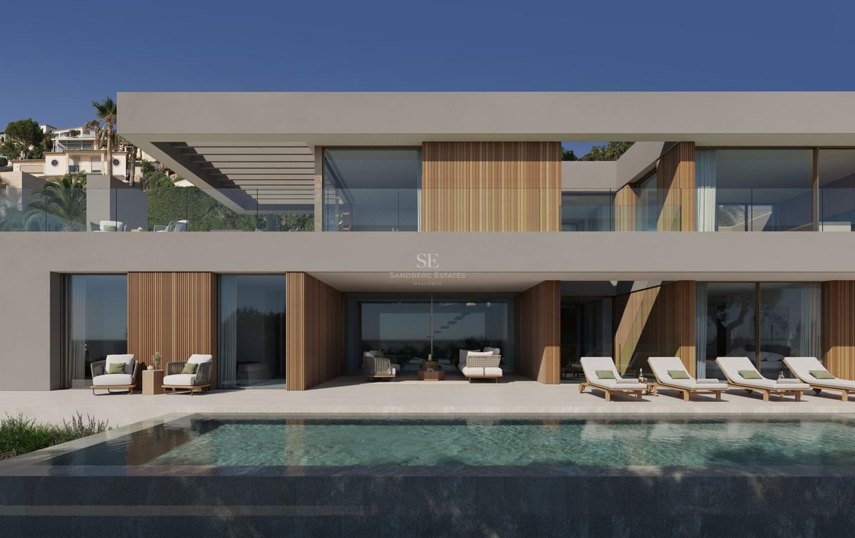 Villa moderne à deux étages avec bardage bois, baies vitrées, piscine à débordement et transats.