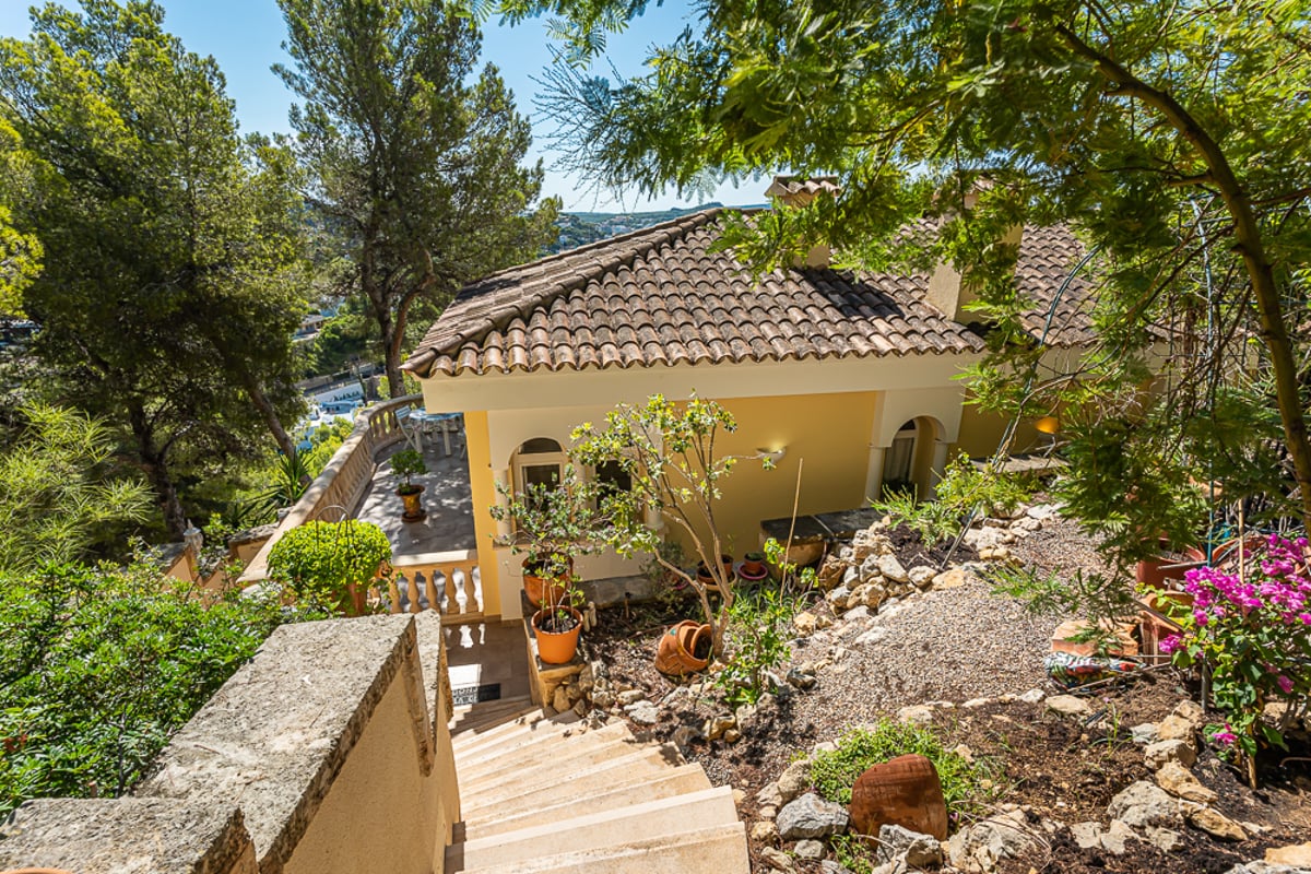 Spacious terrace with infinity pool and panoramic views. Modern design with high-quality finishes. Ideal for relaxing and enjoying.