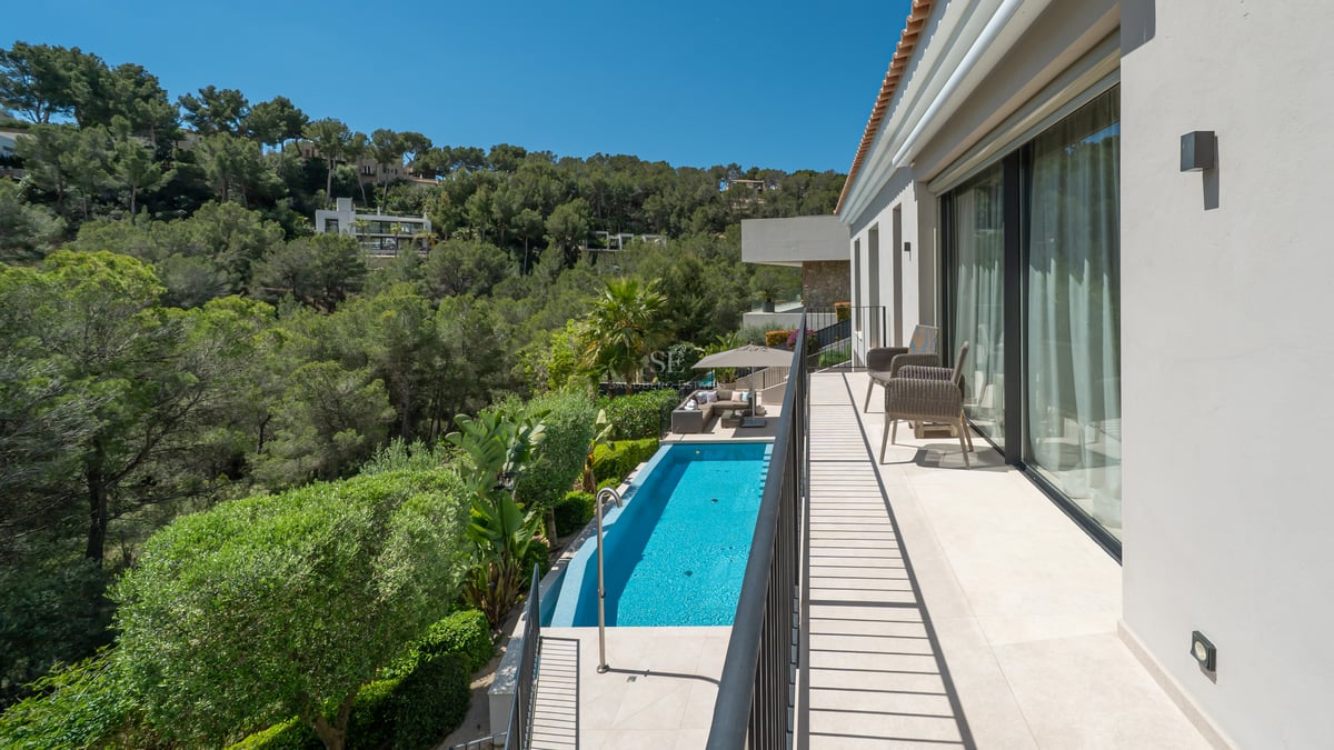 Vue extérieure d'une villa moderne avec piscine à débordement, vastes terrasses et jardin luxuriant. Design architectural minimaliste et finitions de luxe.