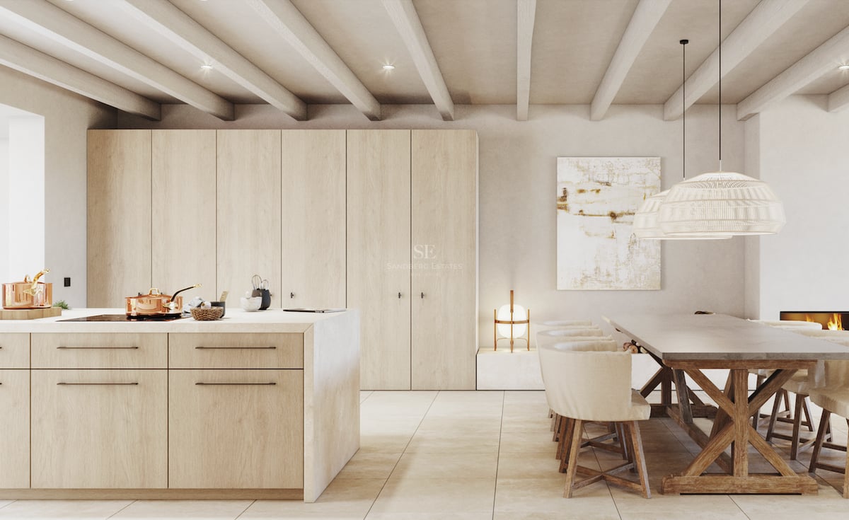 Cuisine moderne avec menuiserie en bois clair, îlot central et table à manger rustique sous des poutres apparentes.