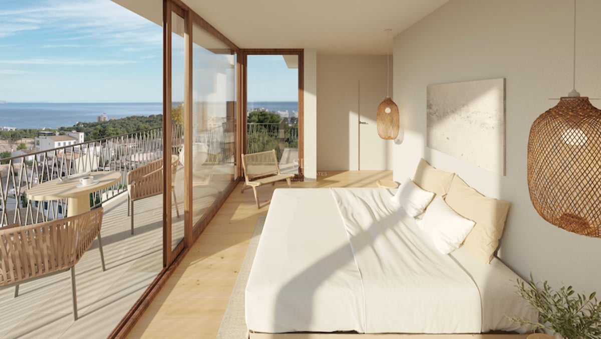 Helles Schlafzimmer mit bodentiefen Glasfronten, Eichenparkett und einer Terrasse mit Blick auf das Meer.
