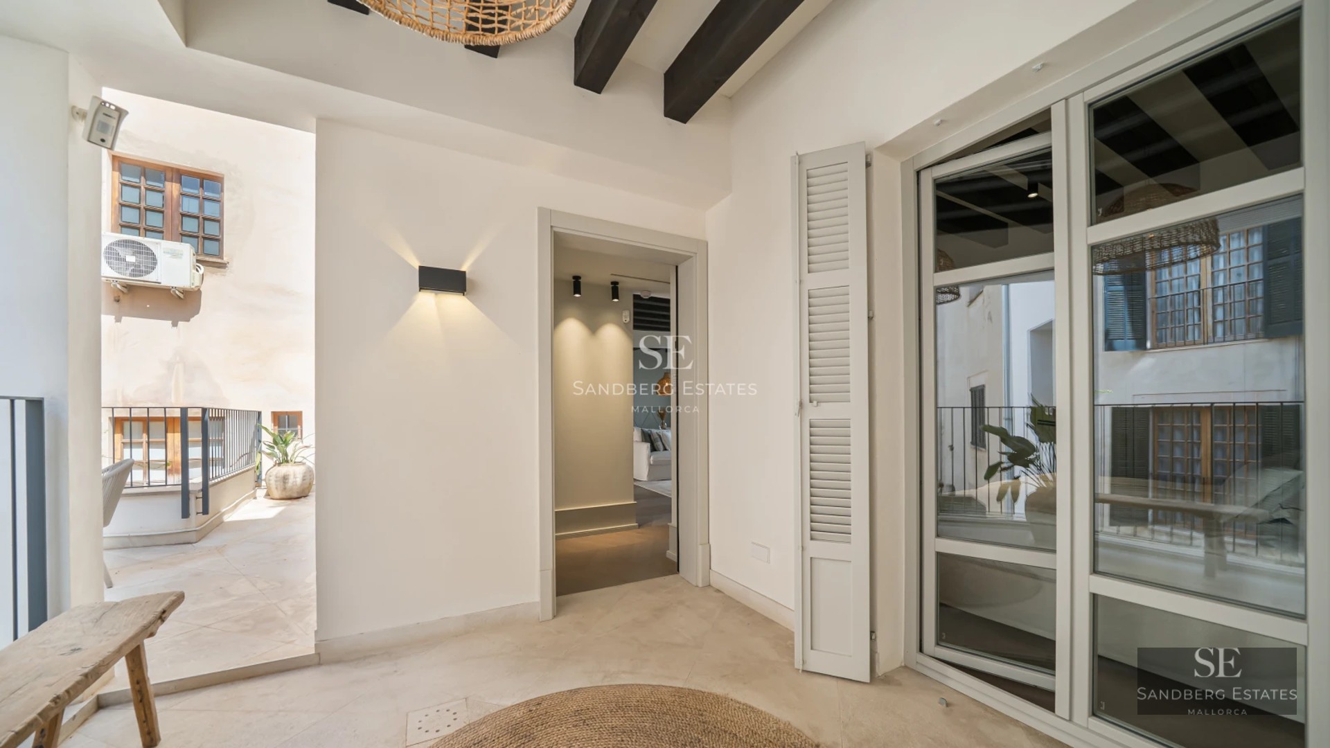 Modern facade with infinity pool. Large windows, terrace, and lush vegetation. Contemporary and elegant architectural design.