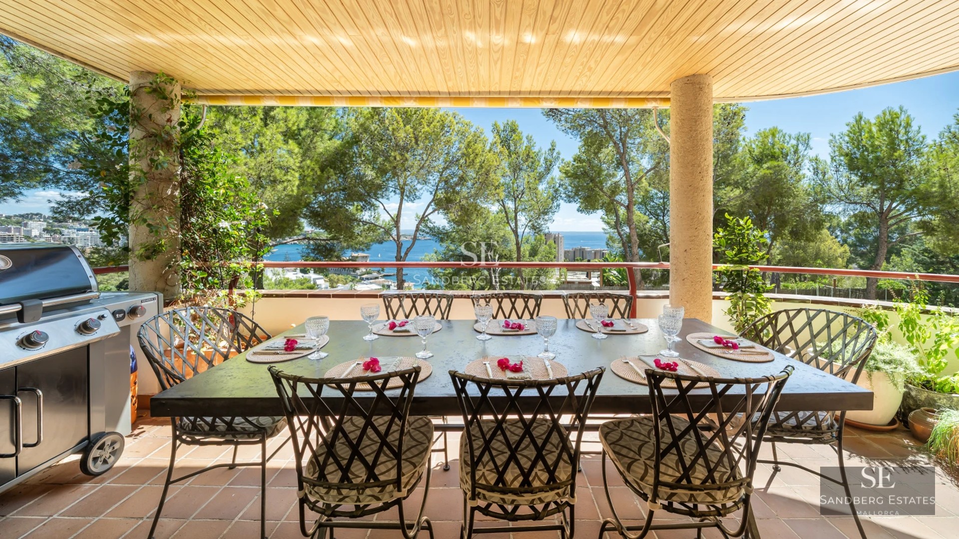 Bright living room with large windows offering panoramic sea views. Modern and elegant design with touches of wood and natural stone.