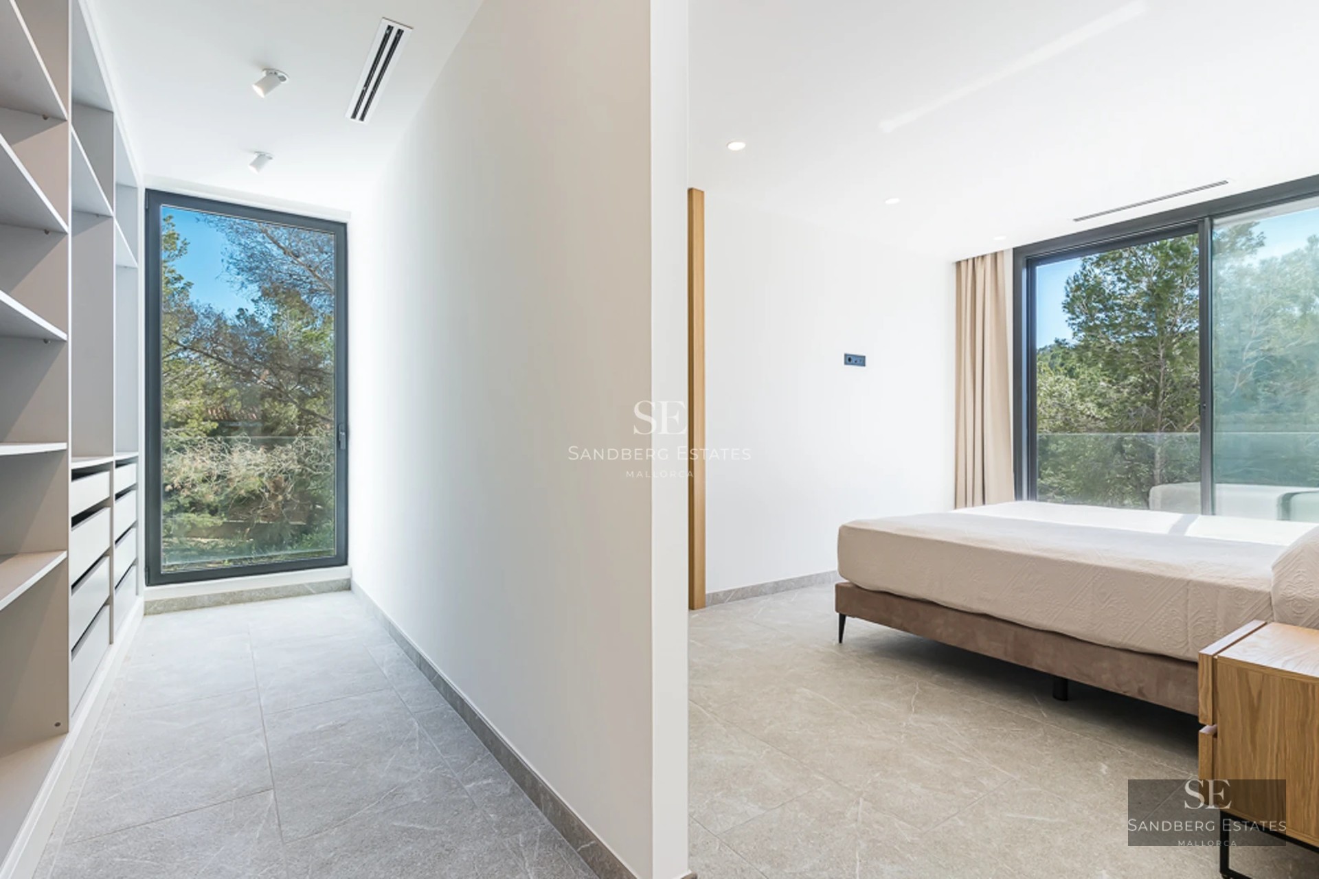 Vaste terrasse avec piscine, transats et vue dégagée. Architecture moderne et élégante avec détails en bois et pierre.