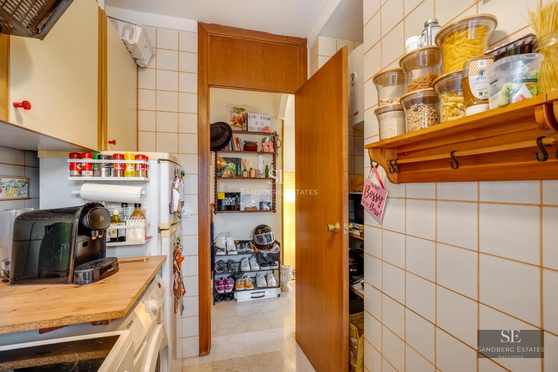Vue aérienne d'une luxueuse propriété avec piscine, jardin et architecture moderne. Détails en bois et en pierre, vastes espaces verts.